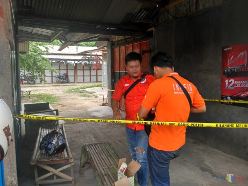Petugas melakukan olah TKP di Pasar Burung Desa Bendilwungu, Kecamatan Sumbergempol. Foto : Anang Basso / Tulungagung TIMES