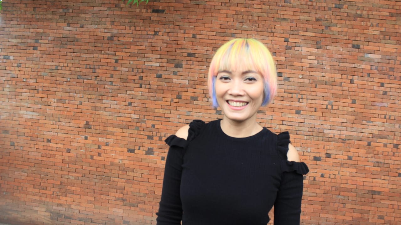 Leny Agustin seorang desainer perancang busana terkenal. (eko Arif s /JatimTimes)