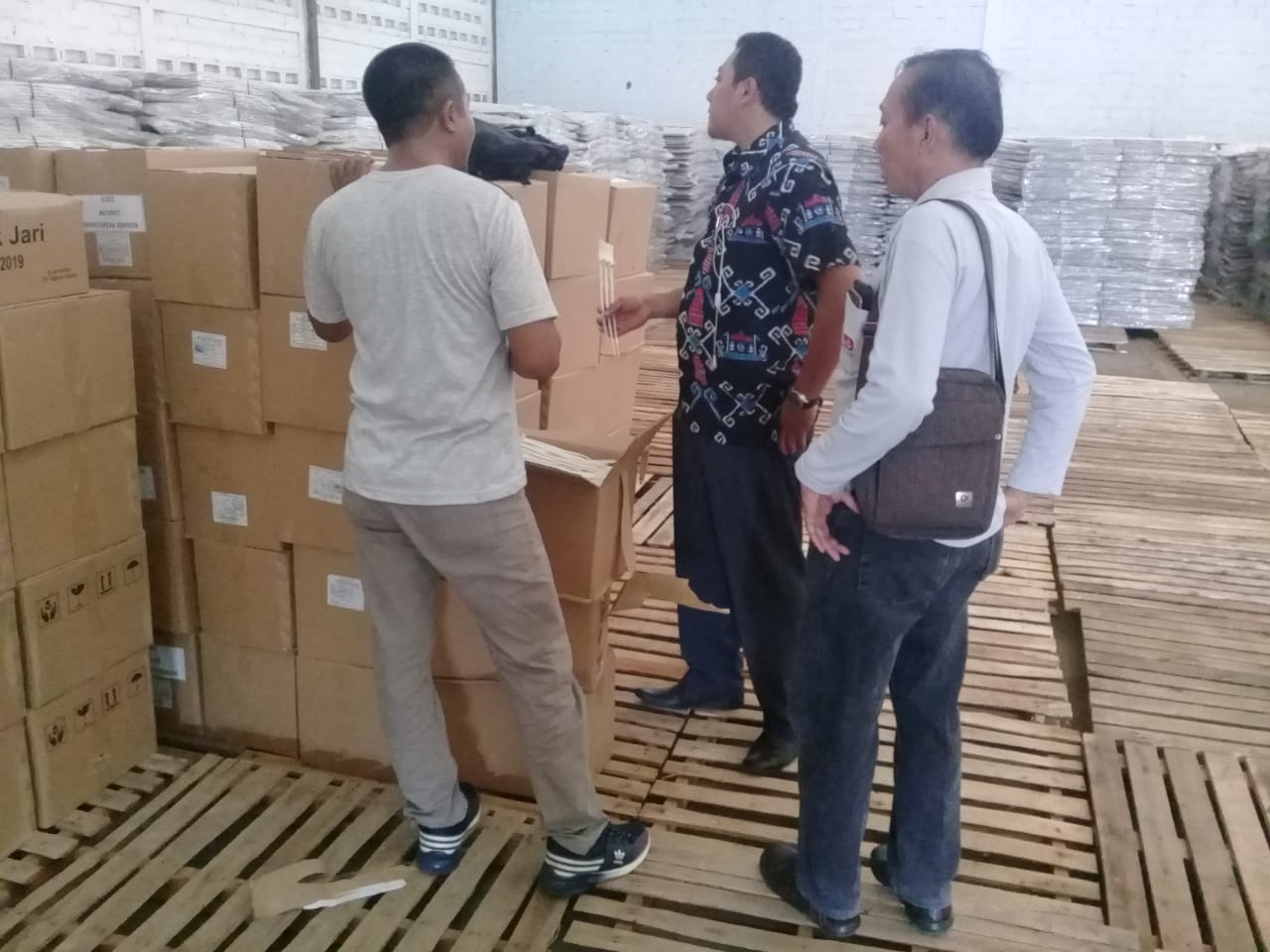 Petugas KPU Banyuwangi mengecek logistik kotak suara baru yang diterima dari KPU Pusat