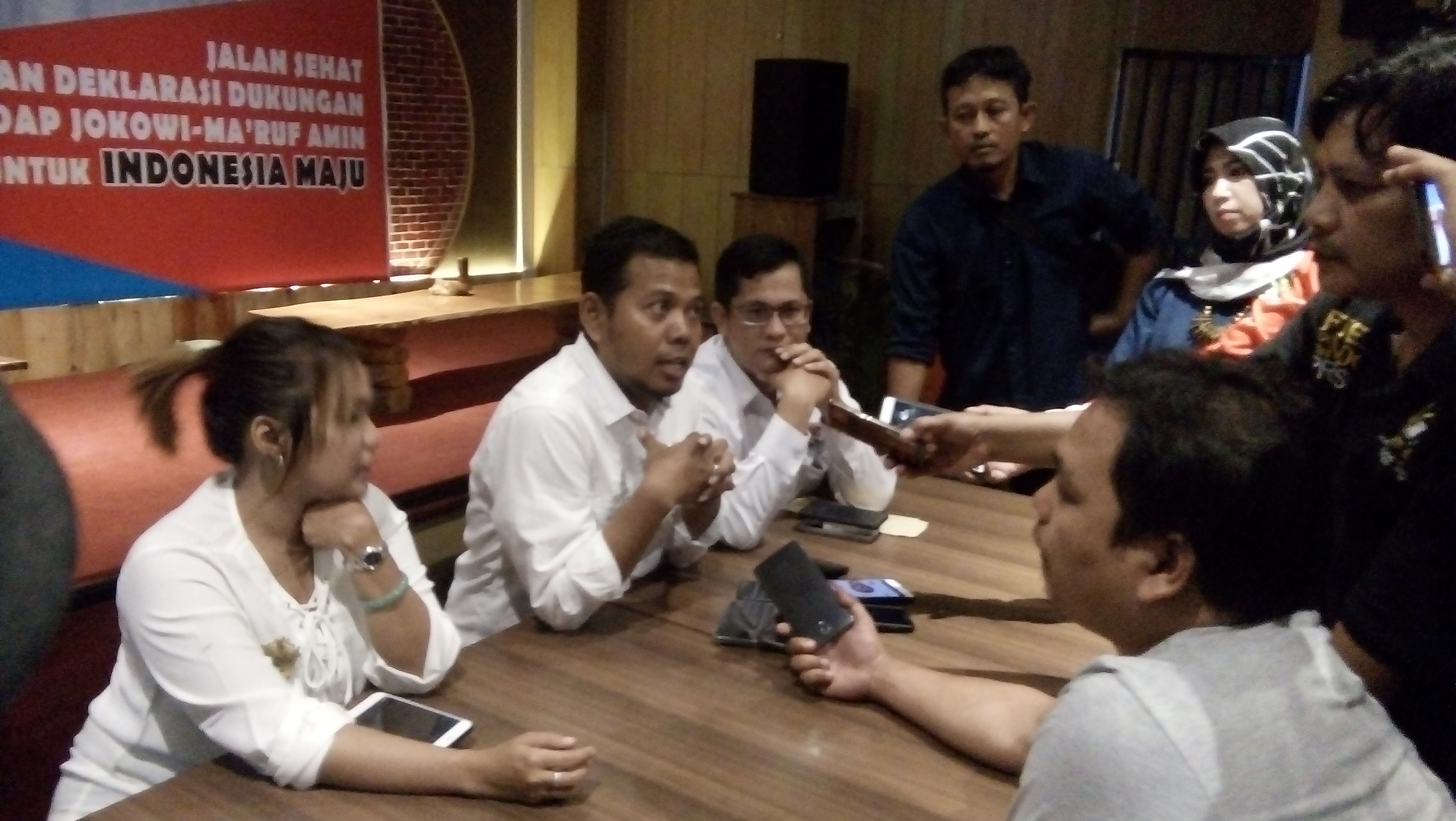 Tabroni (Tengah) bersama tim relawan daerah lainnya saat menggelar Conferensi Pers