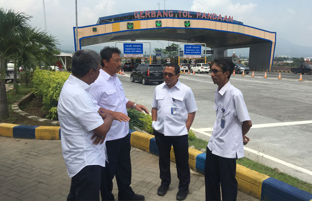 Dirut PT Jasamarga Pandaan Malang memantau kesiapan ruas tol fungsional.