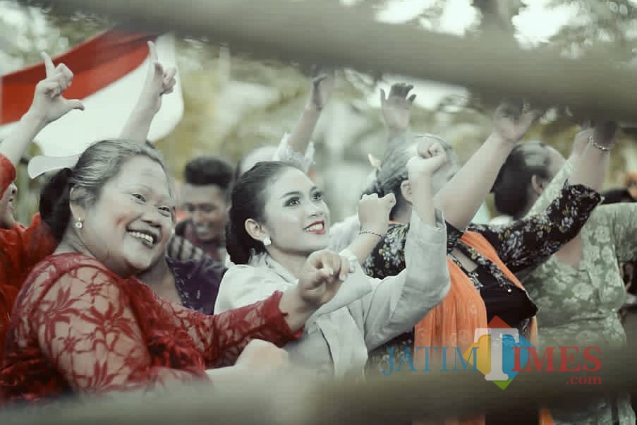 Moment Loemadjang Djadoel yang banyak disukai warga (Foto : Pawitra Huda Pradana / Jatim TIMES)