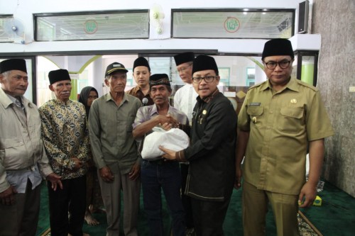 Wali Kota Malang Sutiaji dan Wakil Wali Kota Malang Sofyan Edi Jarwoko saat menyerahkan santunan bagi warga penerima zakat dari Baznas Kota Malang. (Foto: Humas Pemkot Malang for MalangTIMES)