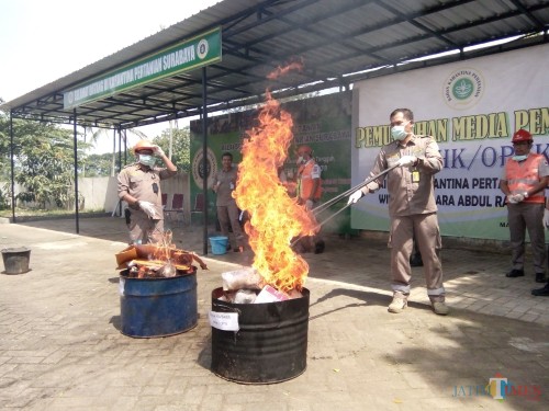 23 paket tanaman dan bahan makanan asal luar negeri dimusnahkan oleh Balai Besar Karantina Pertanian (Surabaya), dikhawatirkan mengandung virus (Pipit Anggraeni/MalangTIMES)