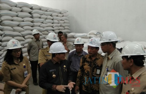 Wali Kota Malang Sutiaji didampingi Plt Kepala KPBI Malang Dery Rossianto dan Kepala BPS Kota Malang M Sarjan saat meninjau gudang Bulog Sub Divre Malang. (Foto: Nurlayla Ratri/MalangTIMES)