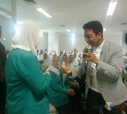 Gus Rommy saat memberikan reward kepada salah satu mahasiswa (foto: Imarotul Izzah/Malang Times)