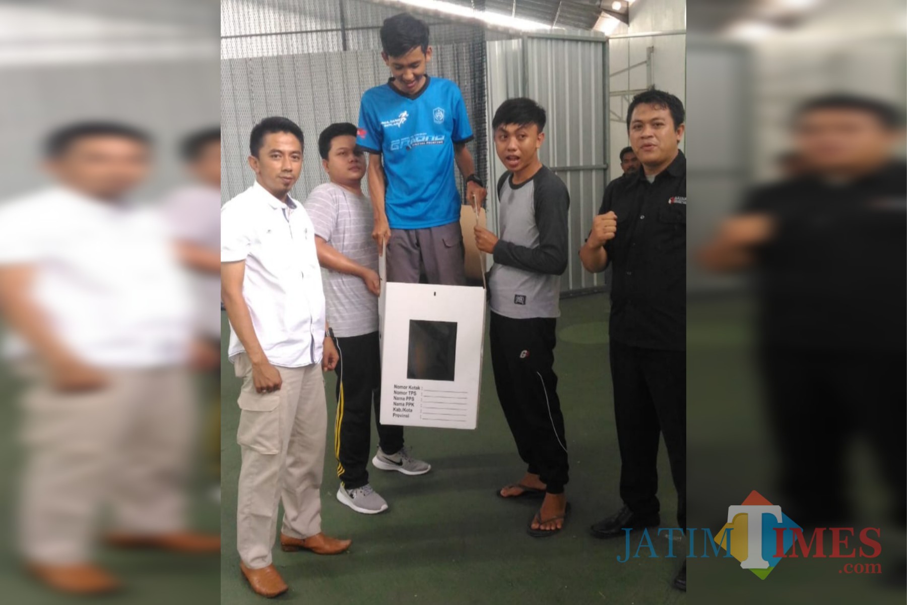 Staf KPU menaiki kotak suara berbahan karton kedap air. (Foto: Istimewa)