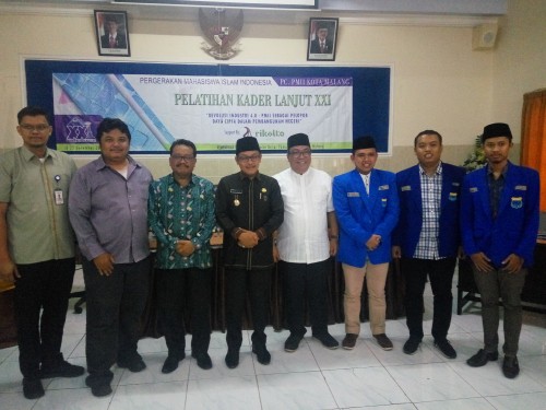 Wali Kota Malang, Sutiaji (empat dari kiri) bersama sejumlah pemateri dan pengurus PMII. (Anggara Sudiongko/MalangTIMES)