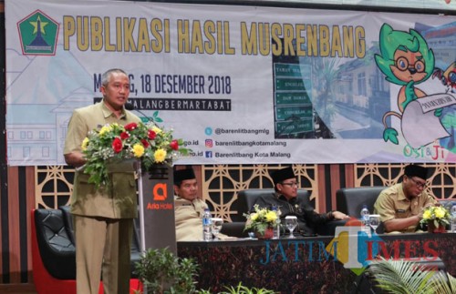 Kepala Barenlitbang Kota Malang Erik Setyo Santoso saat membuka kegiatan Publikasi Hasil Musrenbang 2018 di Hotel Aria Gajayana. (Foto: Nurlayla Ratri/MalangTIMES)