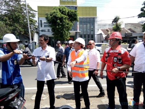 Wali Kota Malang Sutiaji (tengah kenakan rompi oranye) saat turun membenahi kabel ruwet di Jl Borobudur, Kecamatan Blimbing. (Pipit Anggraeni/MalangTIMES)