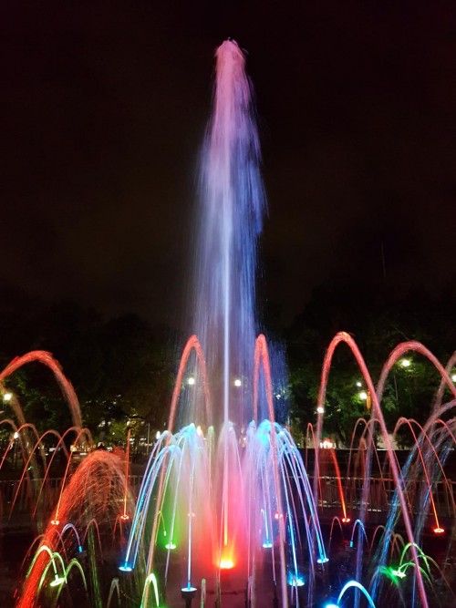 Air mancur Alun-Alun Merdeka yang kini nampak begitu indah dengan sinar warna-warni. (Disperkim)