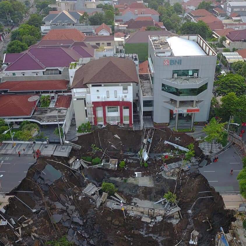 Amblesnya Jalan Gubeng dipantau dari atas.
