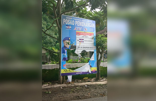 Baliho kampanye Calon DPR RI nomor urut dua dari Partai Demokrat, daerah pilihan Malang Raya, Ir. H. Ghufron Marzuki yang diduga dirusak oknum tak bertanggung jawab (Istimewa)