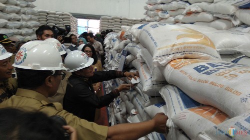 Wali Kota Malang Sutiaji bersama Tim Pengendali Inflasi Daerah (TPID) Kota Malang saat melakukan inspeksi ke Gudang Bulog Sub-Divre Malang. (Foto: Nurlayla Ratri/MalangTIMES)
