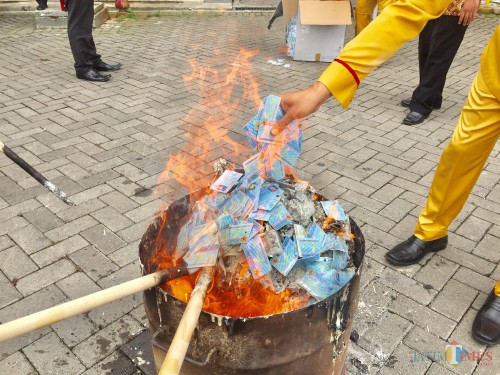 Petugas saat memusnahkan KTP-el di halaman Dispendukcapil Balai Kota Among Tani, Kamis (20/12/2018). (Foto: Irsya Richa/MalangTIMES)