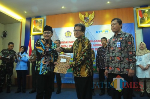 Wali Kota Malang Sutiaji (kiri) saat menyerahkan petikan DIPA 2019 di kantor KPPN Malang. (Foto: Nurlayla Ratri/MalangTIMES)