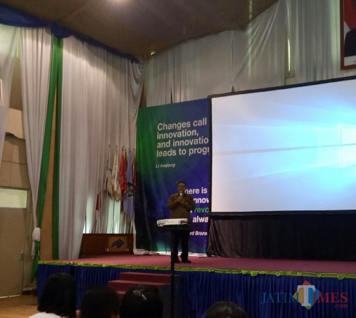 Asisten Deputi bidang pemasaran BPJS-TK Wilayah Jawa Timur Dodit Isdiyono (foto: Imarotul Izzah/Malang Times)