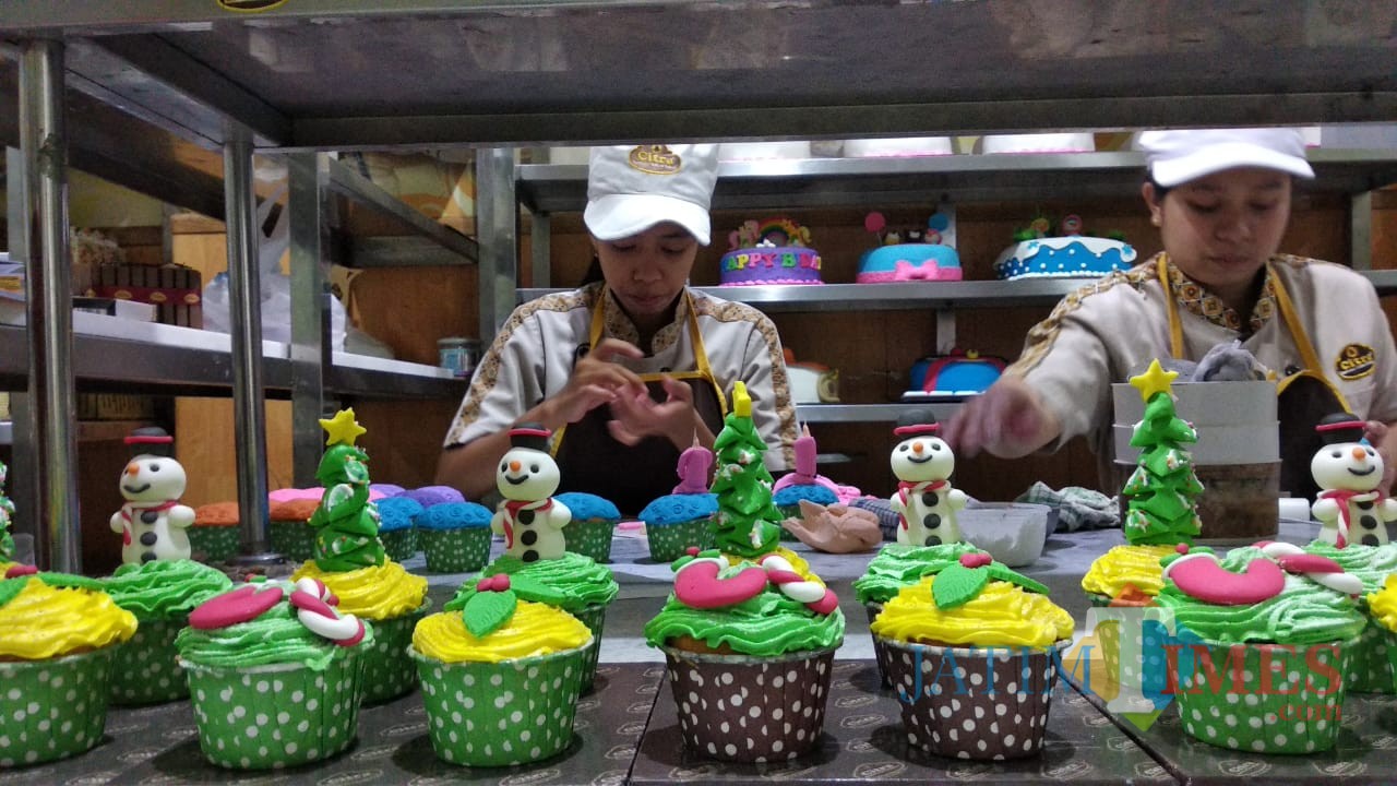 Para pekerja di Citra Kendedes Cake and Bakery tengah menghias cupcake dengan karakter-karakter khas Natal. (Foto: Nurlayla Ratri/MalangTIMES)