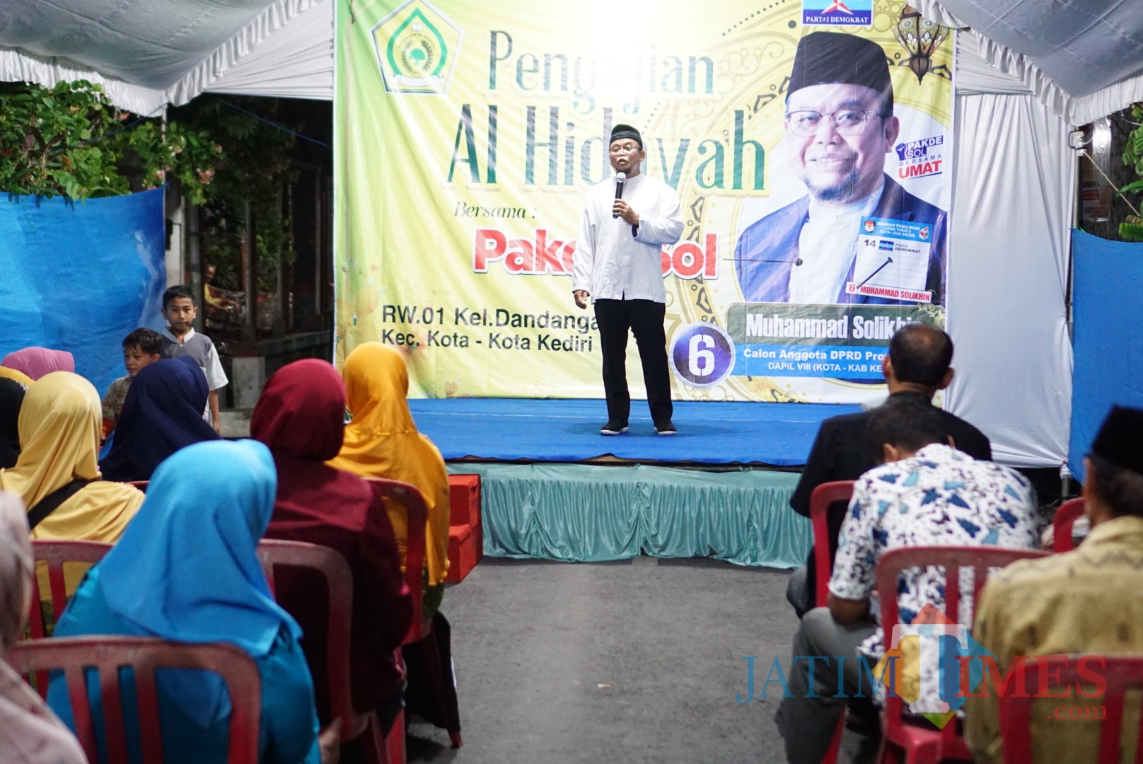 Silaturahmi Pakde Sol dengan ibu-ibu pengajian Al Hidayah. (Foto: B. Setioko/JatimTIMES)