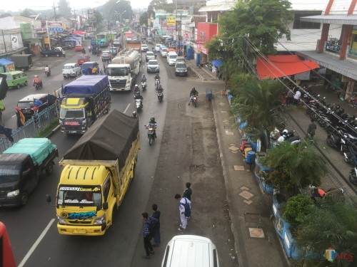 Ilustrasi arus lalu lintas yang dipadati kendaraan akibat jalur exit tol (Foto : Ashaq Lupito / MalangTIMES)