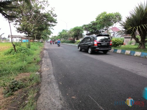 Aspal baru yang menutup berbagai lubang jalan di Jalibar yang pernah dikeluhkan warga. Kini jalan itu kembali nyaman dilalui kendaraan. (Nana)