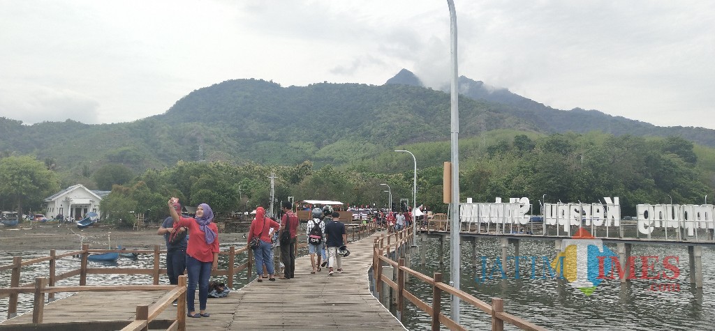 Para pengunjung wisata dermaga lingkar Kampung Kerapu berselfi ria. (Foto Heru Hartanto / Situbondo TIMES)