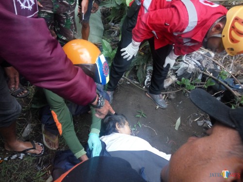 Petugas saaag berupaya mengevakuasi korban (Anggara Sudiongko/MalangTIMES)