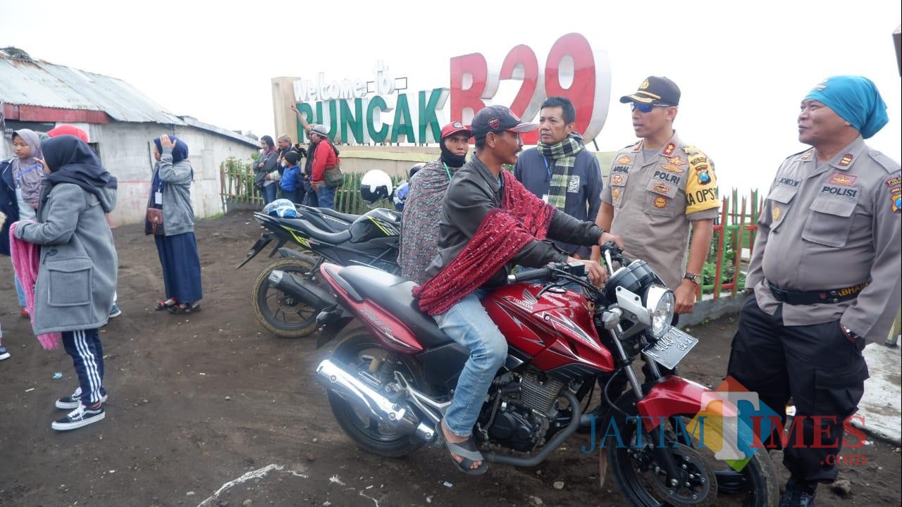 Kapolres Lumajang AKBP DR. Muhammad Arsal Sahban ketika berada di B29 (Foto : Moch. R. Abdul Fatah / Jatim TIMES)