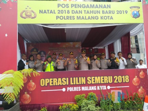 Kapolres Malang Kota AKBP Asfuri SIK, SH, MH saat melakukan pemantauan pos pengamanan bersama seluruh jajaran (foto: Anggara Sudiongko/ MalangTIMES)