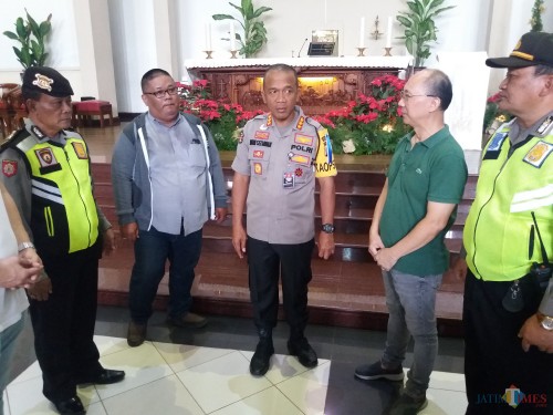 Kapolrestabes Surabaya Kombespol Rudi Setiawan saat mengunjungi Gereja Santa Maria Tak Bercela.