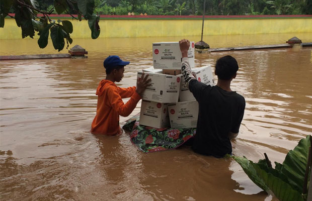 Bantuan mulai didistribusikan ke warga yang mengungsi di Sumberbaru akibat banjir.