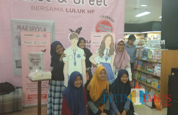 Enam remaja asal Pasuruan yang datang ke Kota Malang untuk menghadiri acara meet and greet bersama novelis Luluk HF di toko buku Gramedia Malang Town Square, Selasa (25/12/2018) (Pipit Anggraeni).