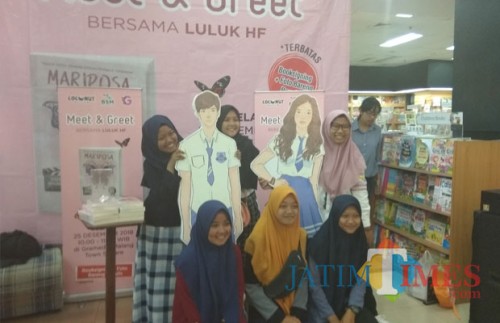 Enam remaja asal Pasuruan yang datang ke Kota Malang untuk menghadiri acara meet and greet bersama novelis Luluk HF di toko buku Gramedia Malang Town Square, Selasa (25/12/2018) (Pipit Anggraeni).