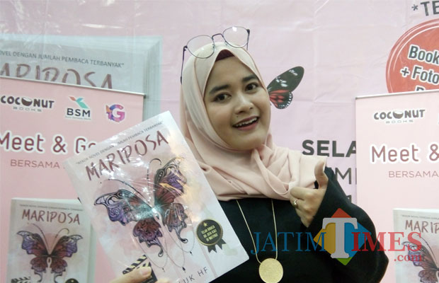 Luluk HF, novelis kenamaan yang juga merupakan mahasiswi Universitas Muhammadiyah Malang (UMM) saat memamerkan novel terbarunya, Mariposa (Pipit Anggraeni/MalangTIMES).