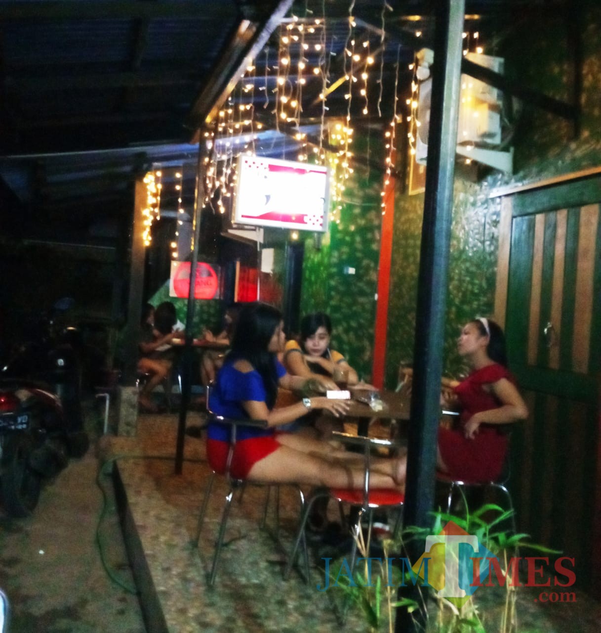 Tampak wanita-wanita berdandan seksi duduk di Warung Panjang.