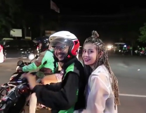 Awkarin memakai sheer raincoat (foto: screenshot Youtube)