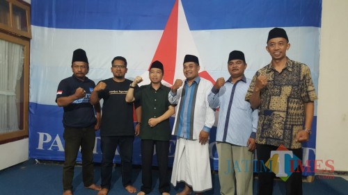 Ketua Barikade Gus Dur Jatim (tiga dari kanan) saat mengunjungi Ketua Partai Demokrat Kabupaten Malang, Ir Gufron Marzuki (tiga dari kiri) (DocalangTIMES)