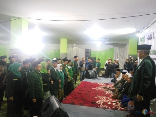 Para caleg yang bersumpah di hadapan dan disaksikan para kiai di Pondok Sabilur Rosyad. (25/12/2018)(Anggara Sudiongko/MalangTIMES)