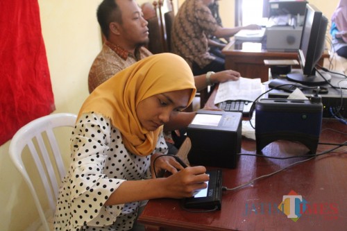 Salah satu Warga Desa Carangwulung, Kecamatan Wonosalam, Kabupaten Jombang, saat melakukan perekaman KTP-el dalam kegiatan perekaman KTP-el serentak seluruh Indonesia. (Foto : Adi Rosul / JombangTIMES)