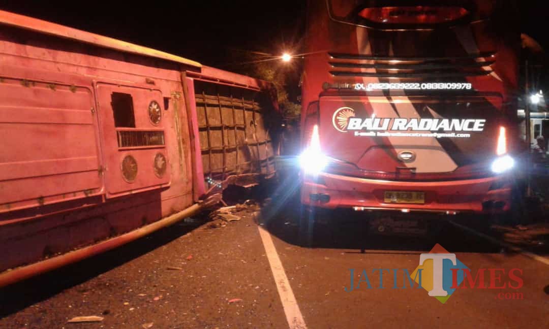 Bat Bus 12 >> Bus Tiara Mas Vs Bus Bali Radience Di Pantura Banyuwangi 3 Bat Bus 12 >> Bus Tiara Mas Vs Bus Bali Radience Di Pantura Banyuwangi 3