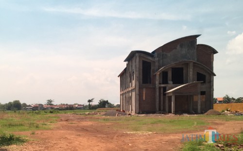 Proyek gedung PLUT yang mangkrak.