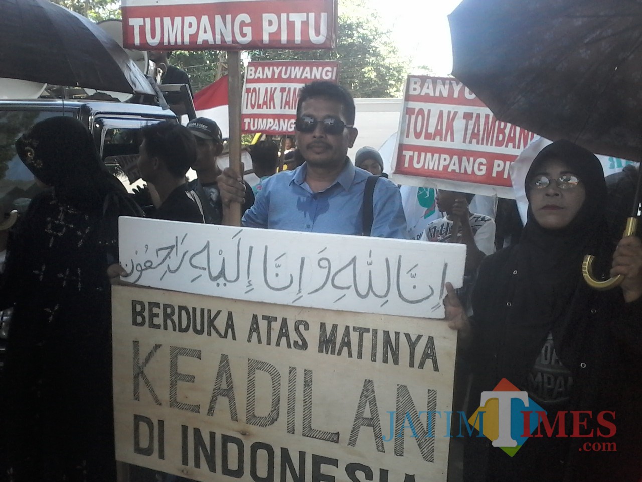 Situasi saat aktivis melakukan orasi dalam aksi demo di Kejari Banyuwangi
