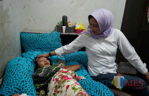 Wali Kota Batu Dewanti Rumpoko saat mengunjungi salah satu warga penyandang disabilitas berat di wilayahnya. (Foto: Humas Pemkot Batu)