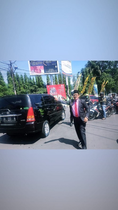 Wali Kota Malang, Drs. Sutiaji saat berada di tengah jalan untuk memantau dan membantu mengatur lalu lintas (story @sam.sutiaji)