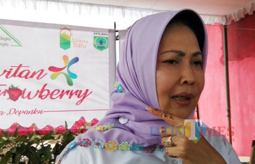 Wali Kota Batu Dewanti Rumpoko saat menemui awak media di Kecamatan Bumiaji. (Foto: Nurlayla Ratri/MalangTIMES)