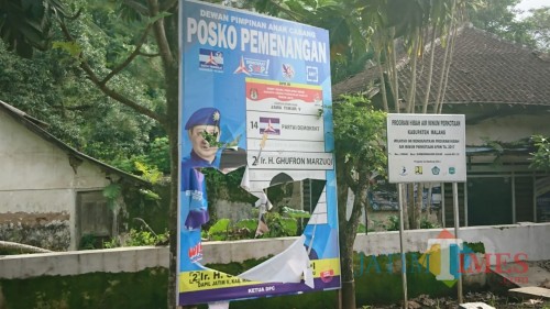 Baliho milik Partai Demokrat yang diduga dirusak oleh oknum tidak bertanggungjawab di wilayah Kabupaten Malang (Foto : Dokumen MalangTIMES)