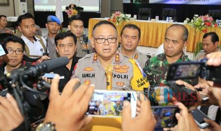 Kapolda Jatim Irjen Pol Luki Hermawan saat memberikan keterangan pers