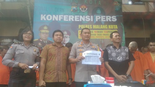 Kapolres Malang Kota AKBP Asfuri menunjukan rekap data tindak kejahatan di Kota Malang sepanjang 2018. (Foto: Nurlayla Ratri/ MalangTIMES)
