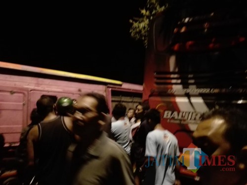 Bat Bus 12 >> Tabrakan Maut Di Pantura Banyuwangi Sopir Bus Bali Radience Bat Bus 12 >> Tabrakan Maut Di Pantura Banyuwangi Sopir Bus Bali Radience