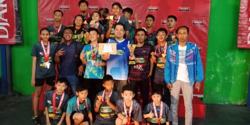 Yonggang (pendiri Nikko Steel) (tengah membawa piala) bersama para atletnya (istimewa)